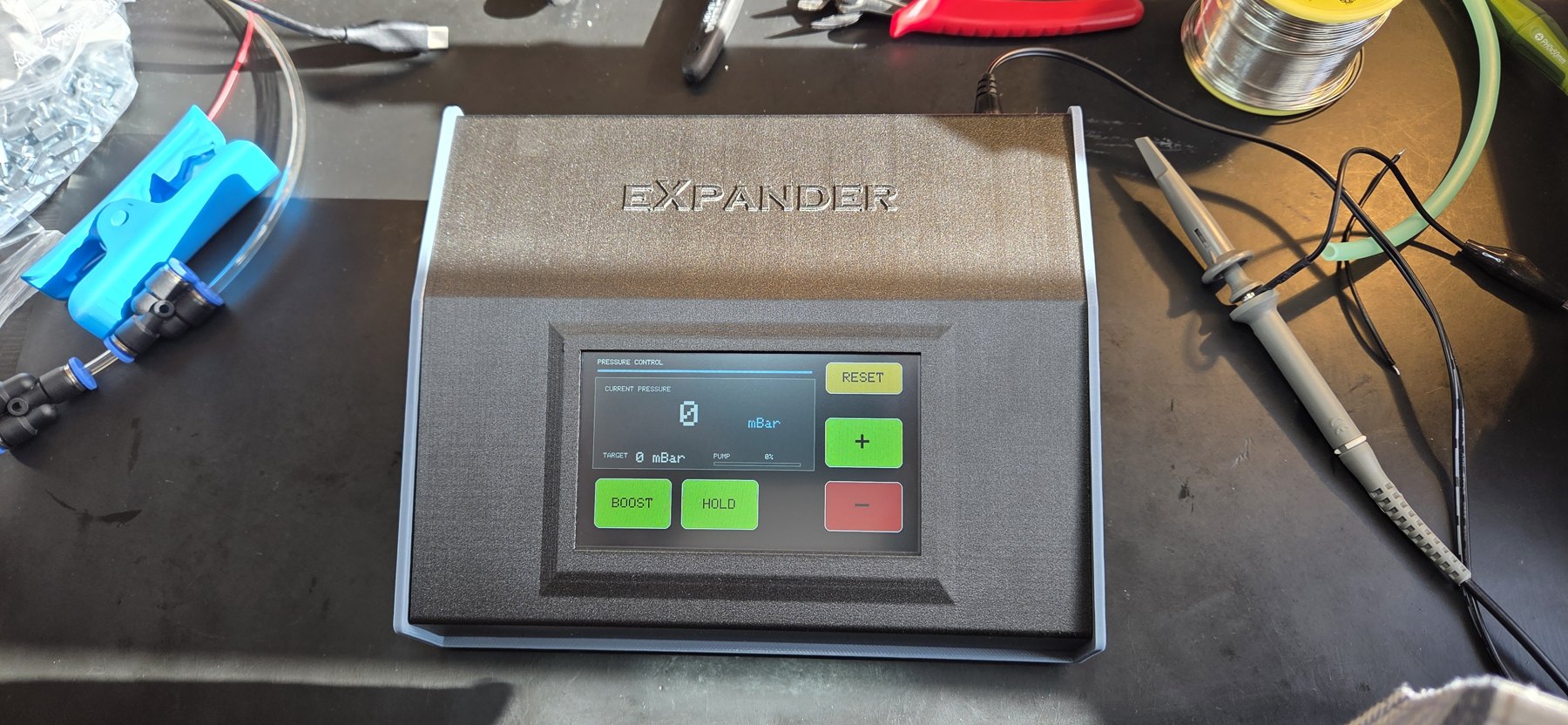 eXpander i kabinet med skærm på arbejdsbordet